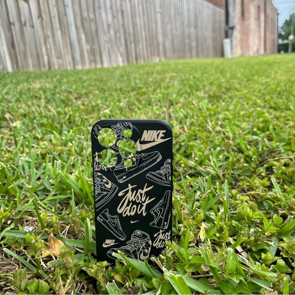 15 Pro Athletic Sneaker Pattern Phone Case - Picture 6 of 7